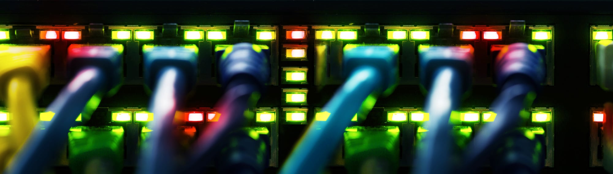 Netzwerkkabel verbunden mit einem Switch, Banner